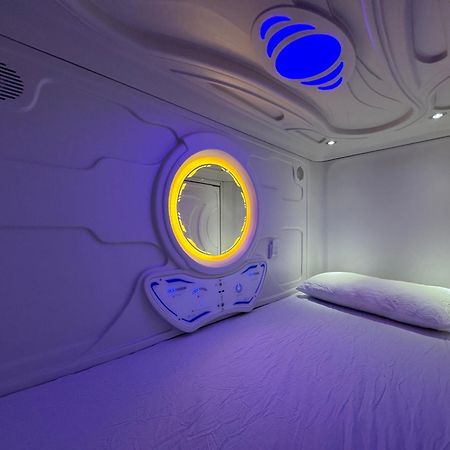 Hostel Space Capsule Madrid Exterior photo