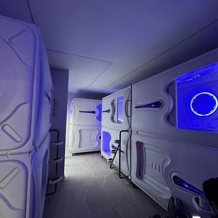 Hostel Space Capsule Madrid Exterior photo