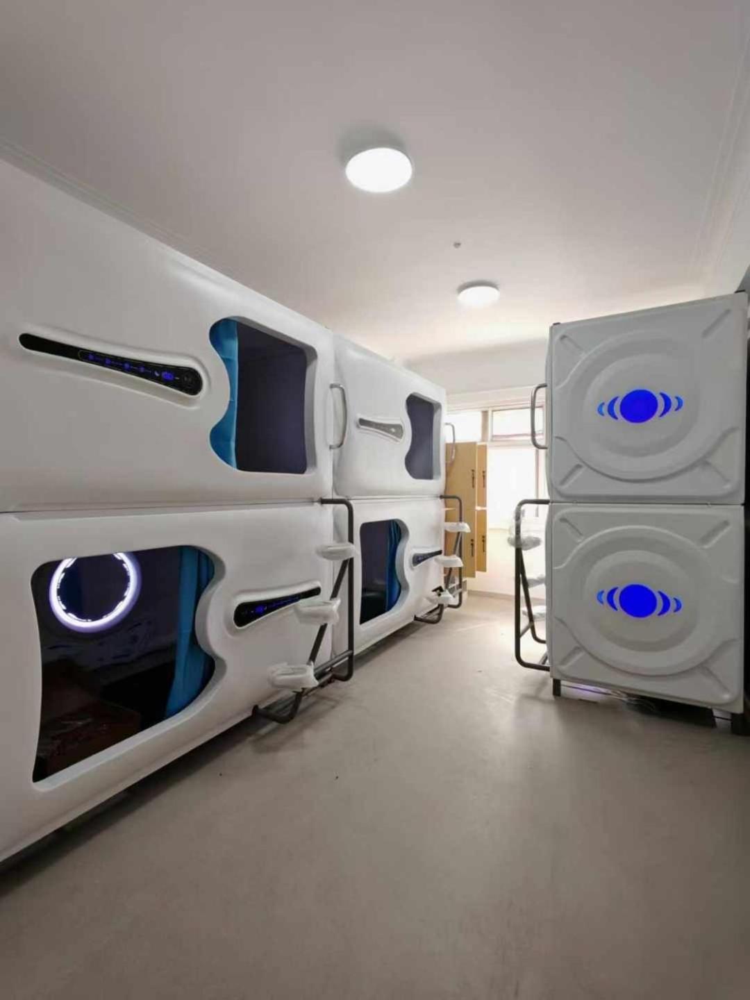 Hostel Space Capsule Madrid Exterior photo