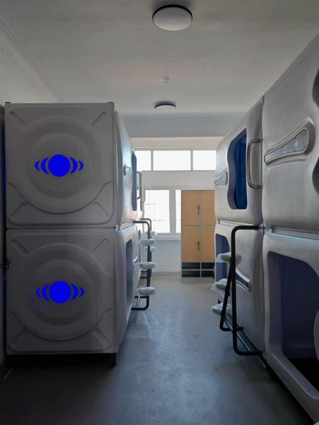 Hostel Space Capsule Madrid Exterior photo