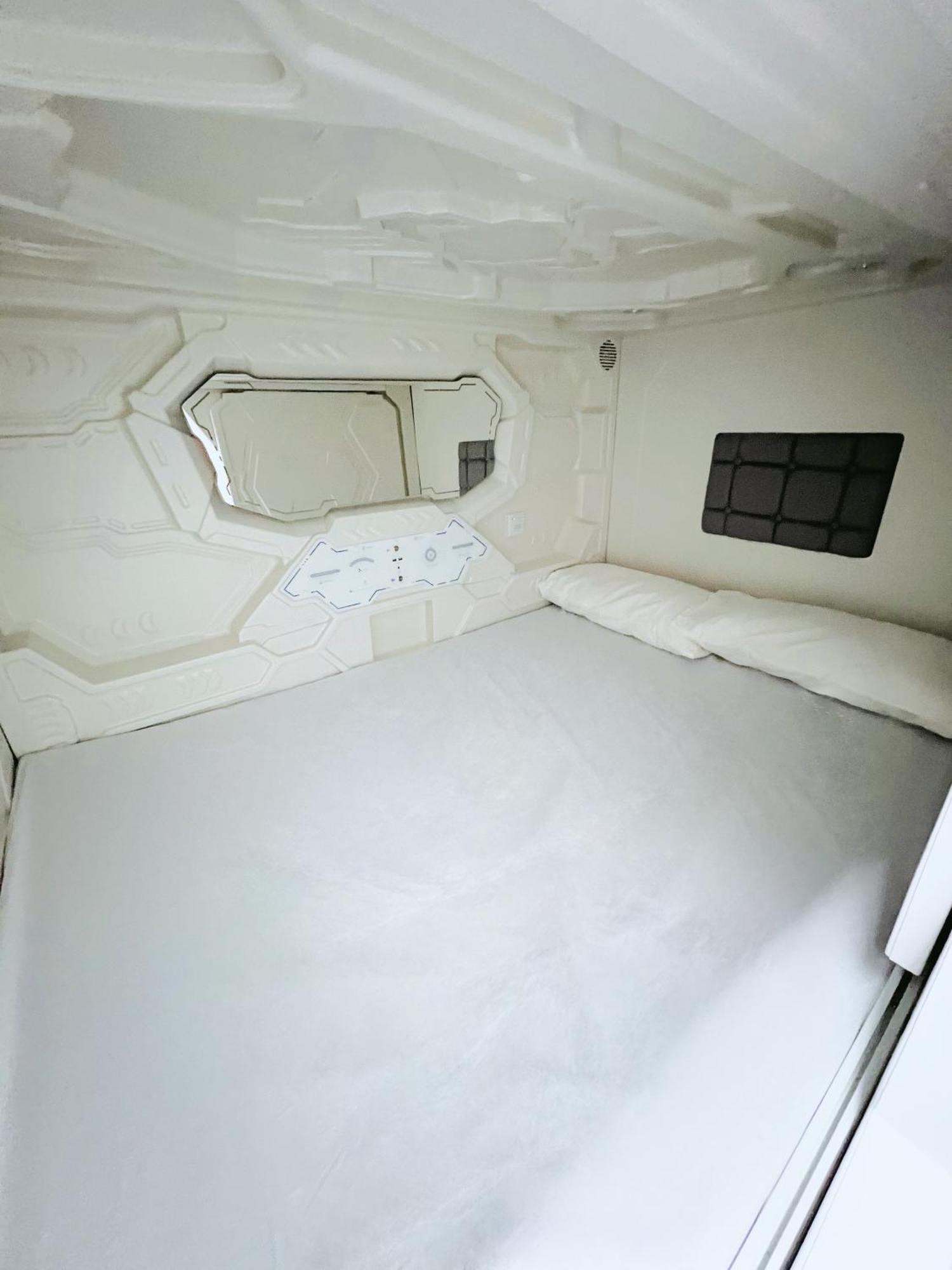 Hostel Space Capsule Madrid Exterior photo