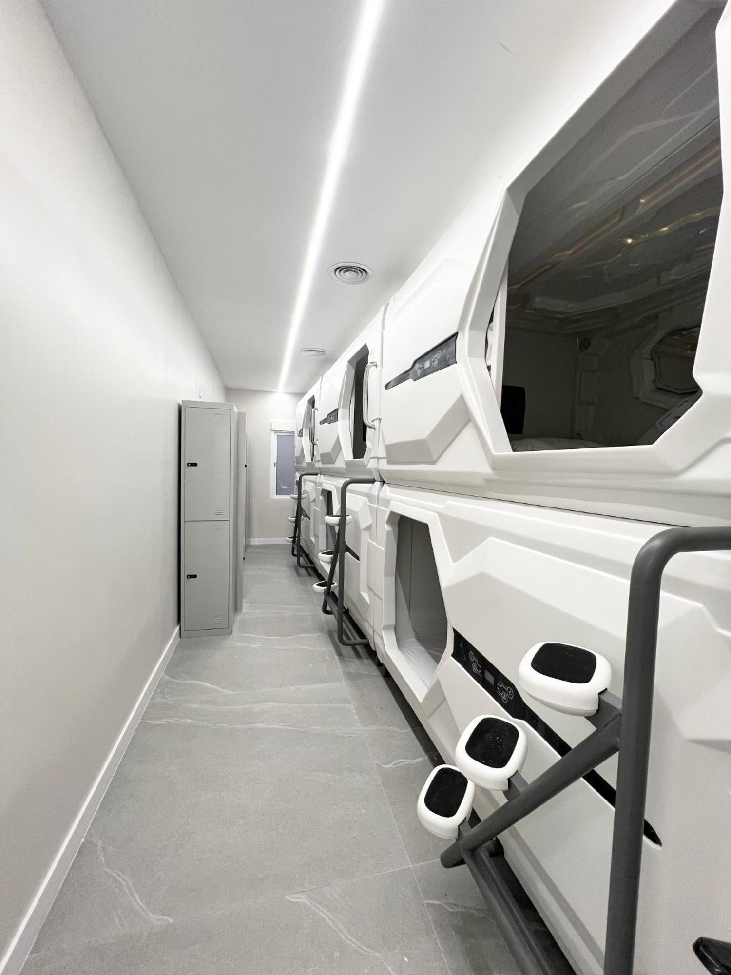 Hostel Space Capsule Madrid Exterior photo