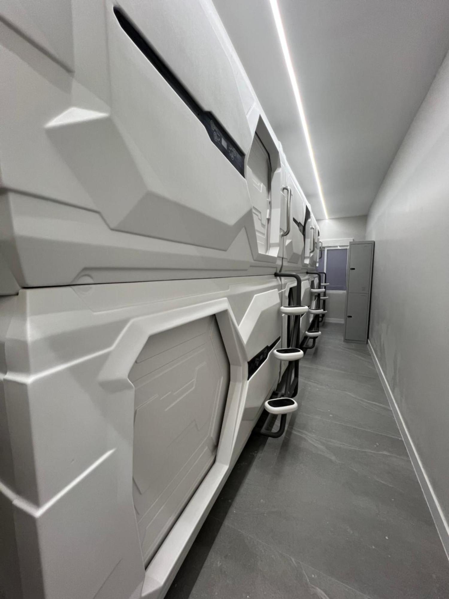 Hostel Space Capsule Madrid Exterior photo