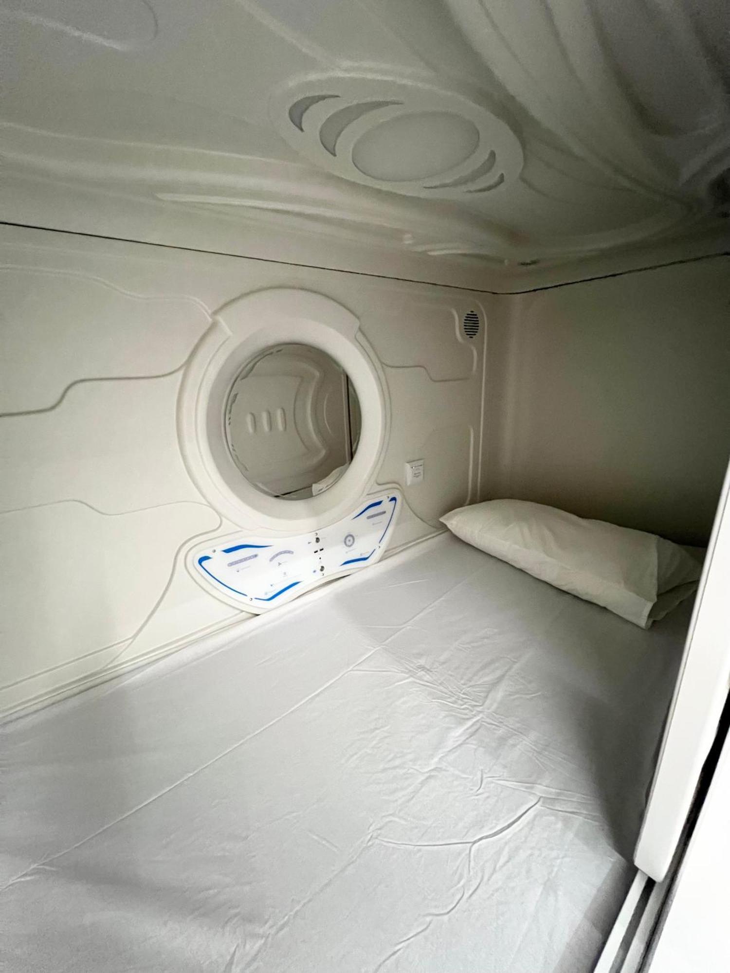 Hostel Space Capsule Madrid Exterior photo