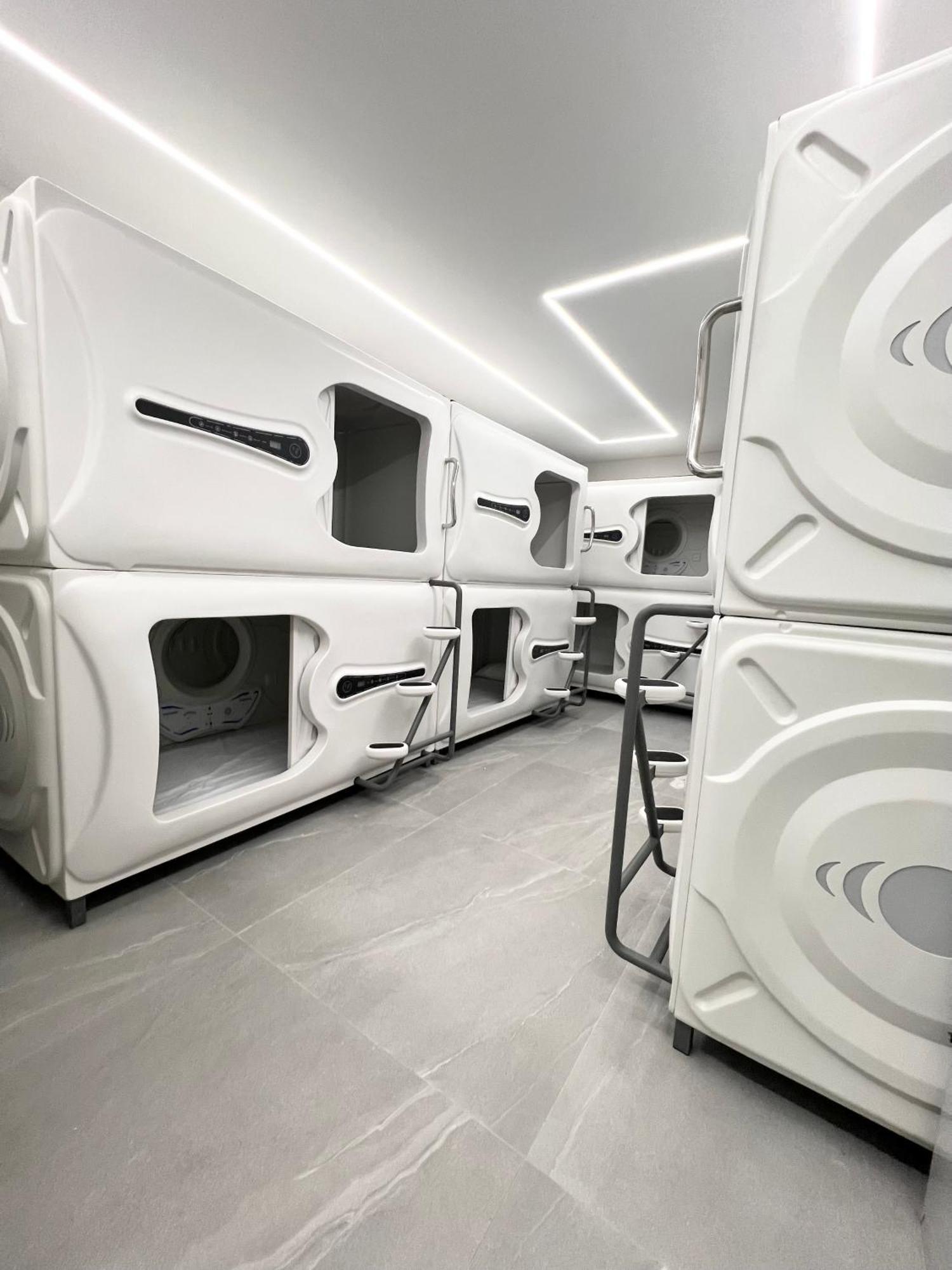 Hostel Space Capsule Madrid Exterior photo
