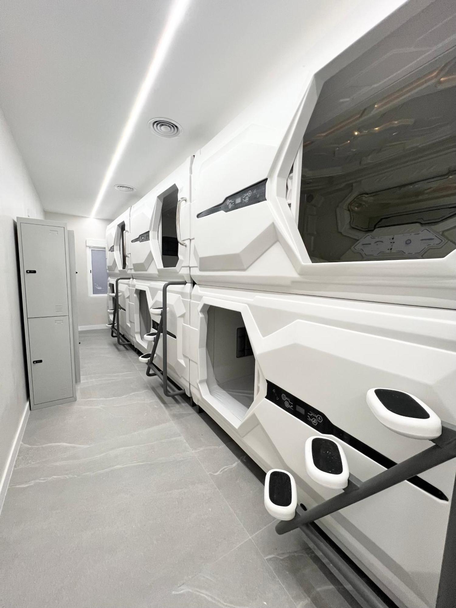 Hostel Space Capsule Madrid Exterior photo