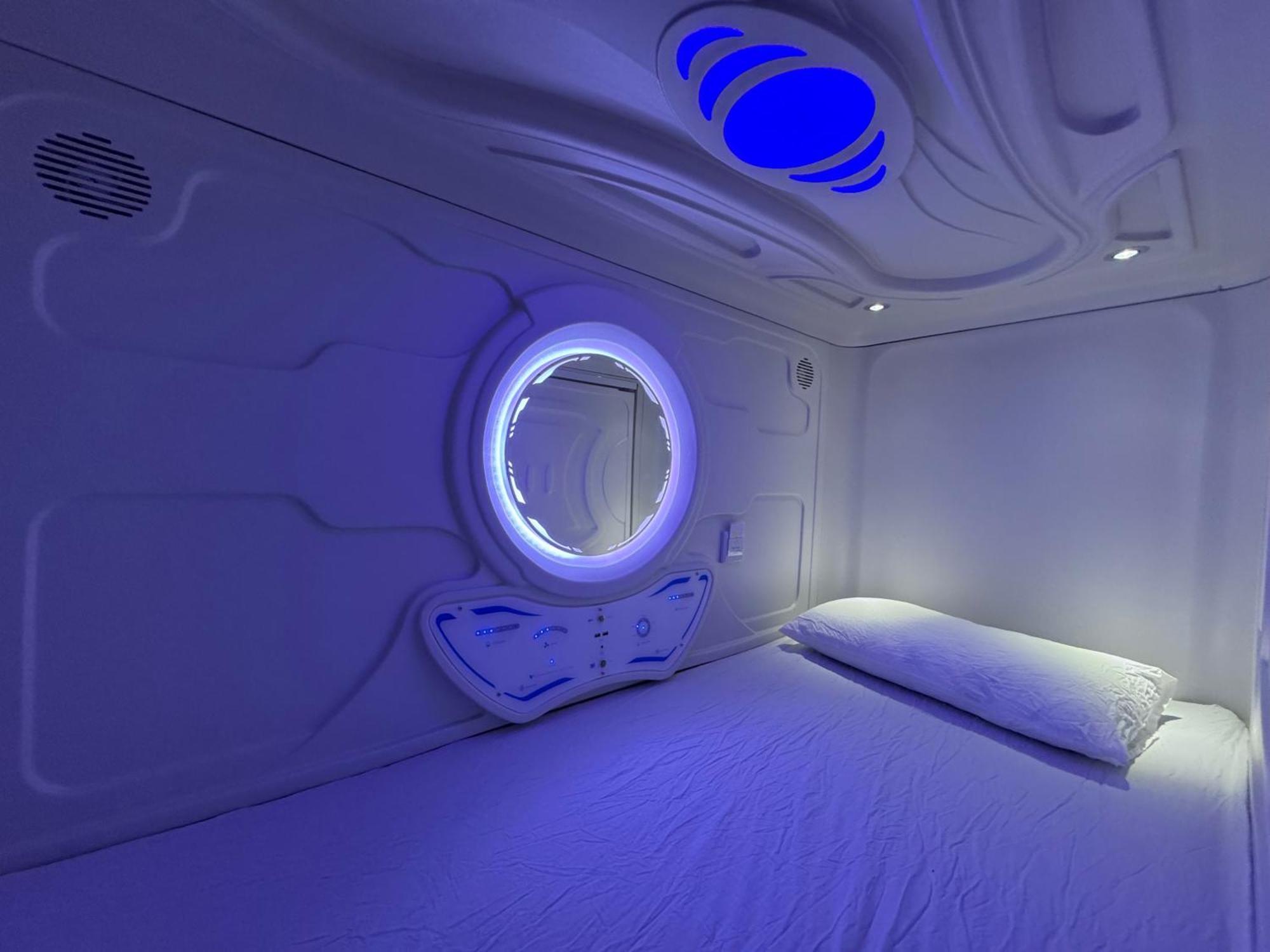 Hostel Space Capsule Madrid Exterior photo