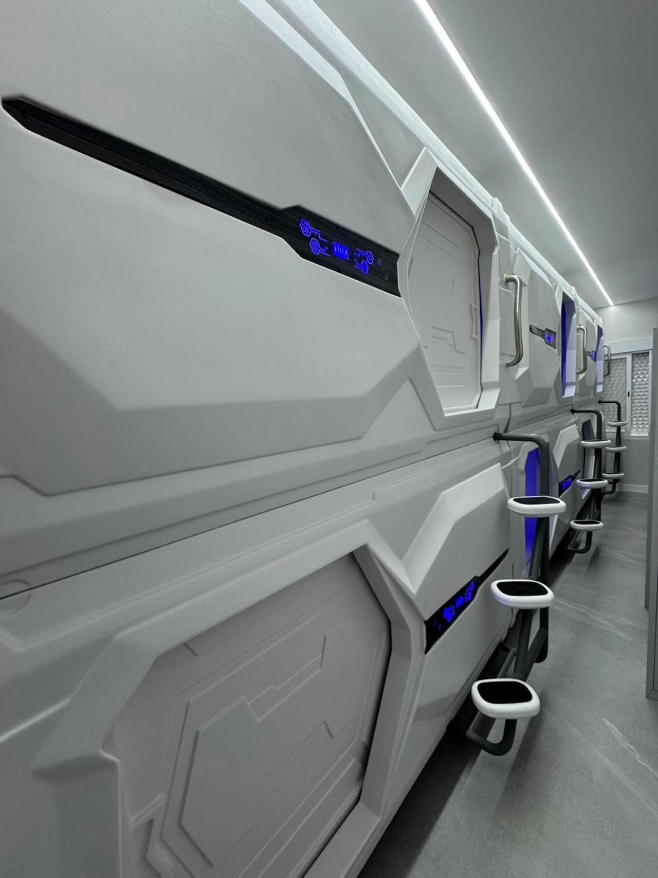 Hostel Space Capsule Madrid Exterior photo