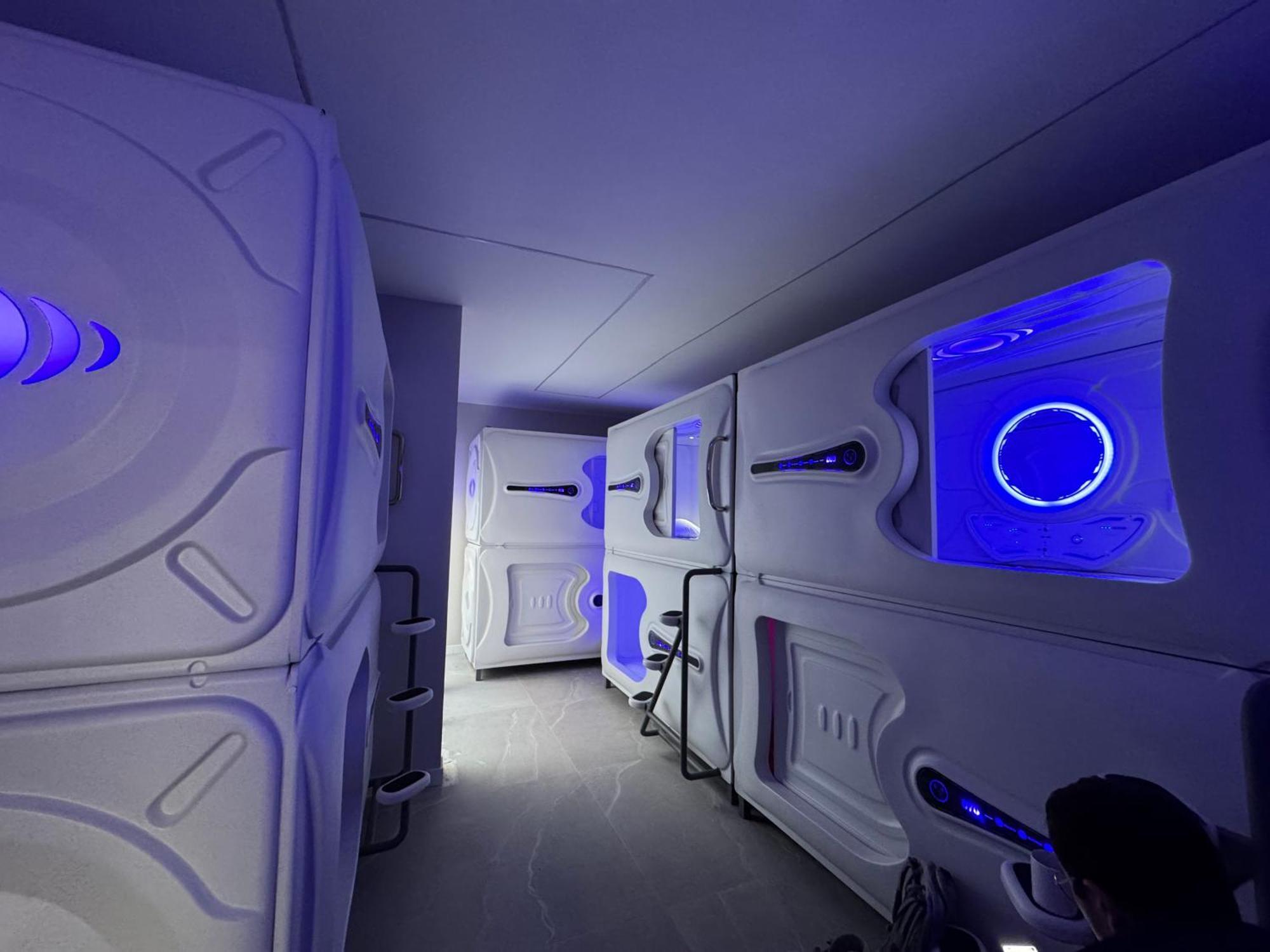 Hostel Space Capsule Madrid Exterior photo