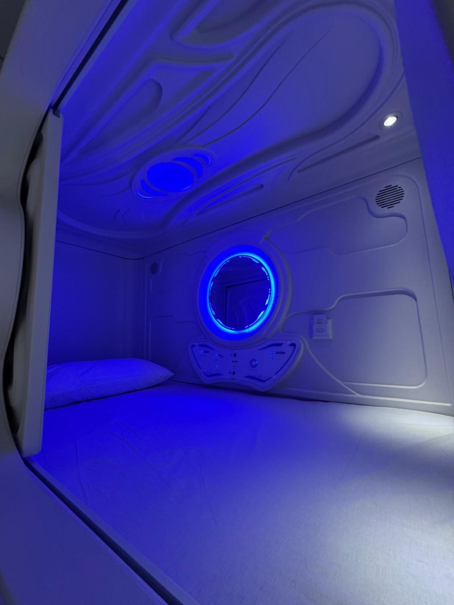 Hostel Space Capsule Madrid Exterior photo