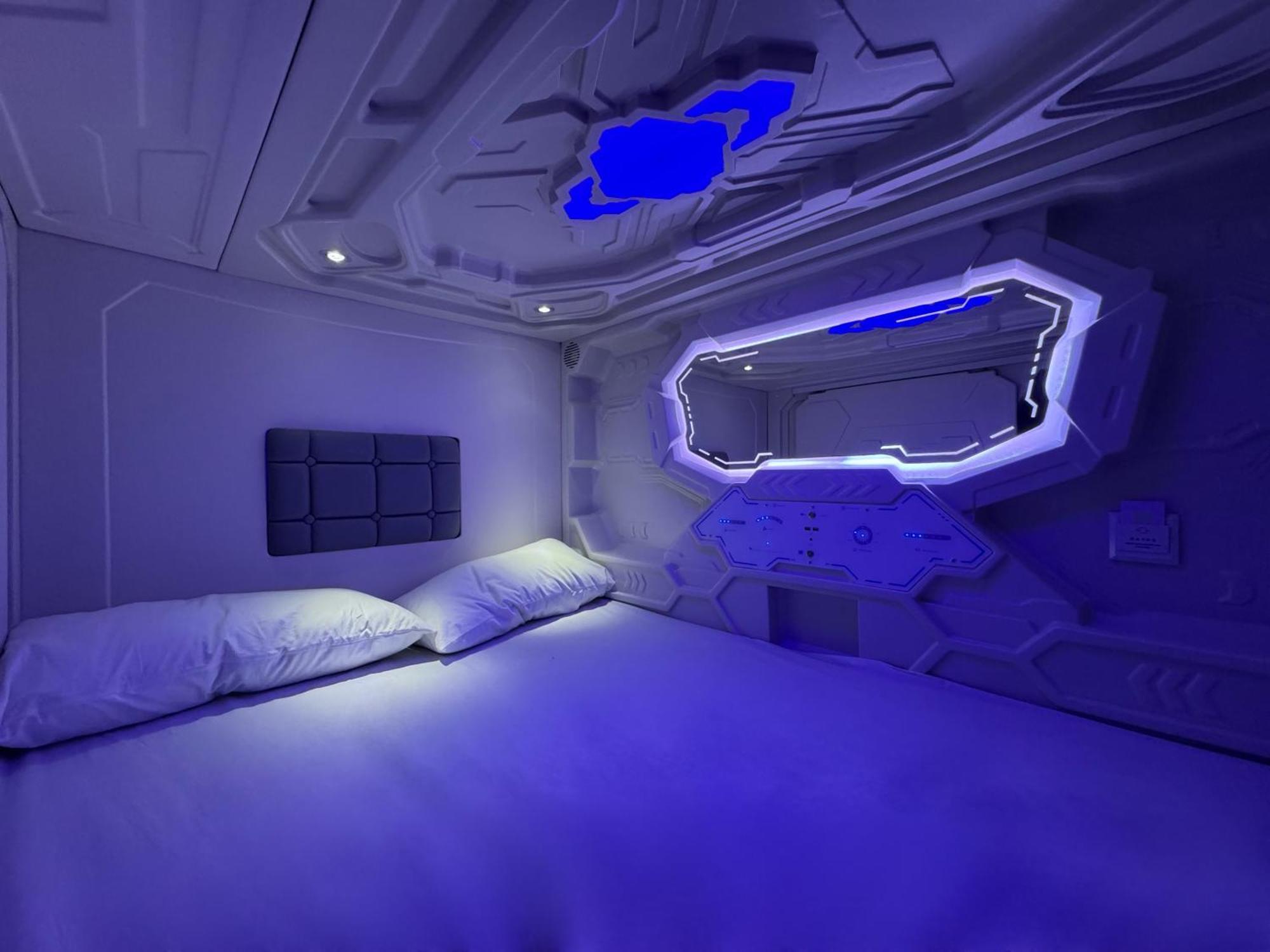 Hostel Space Capsule Madrid Exterior photo