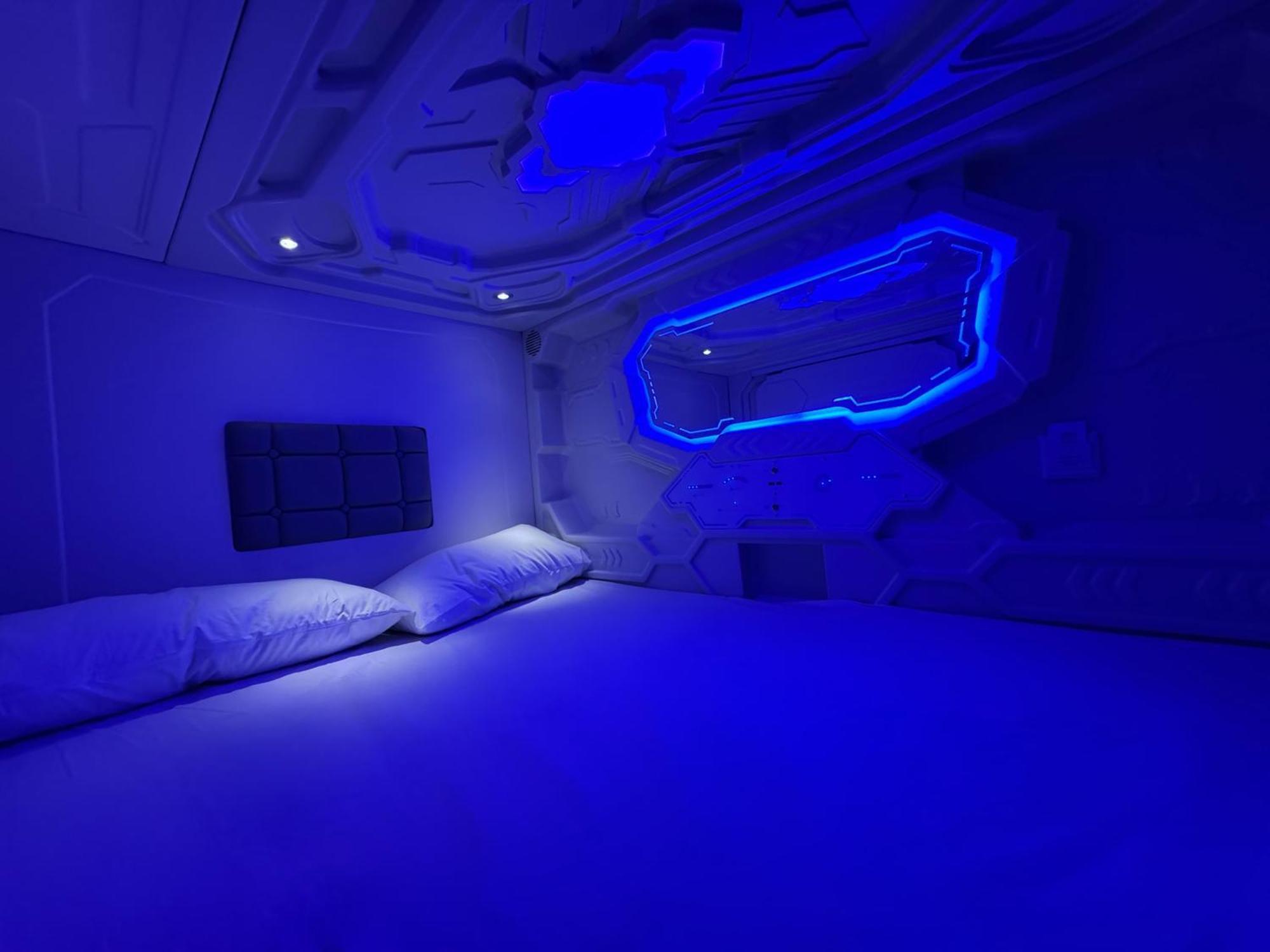 Hostel Space Capsule Madrid Exterior photo