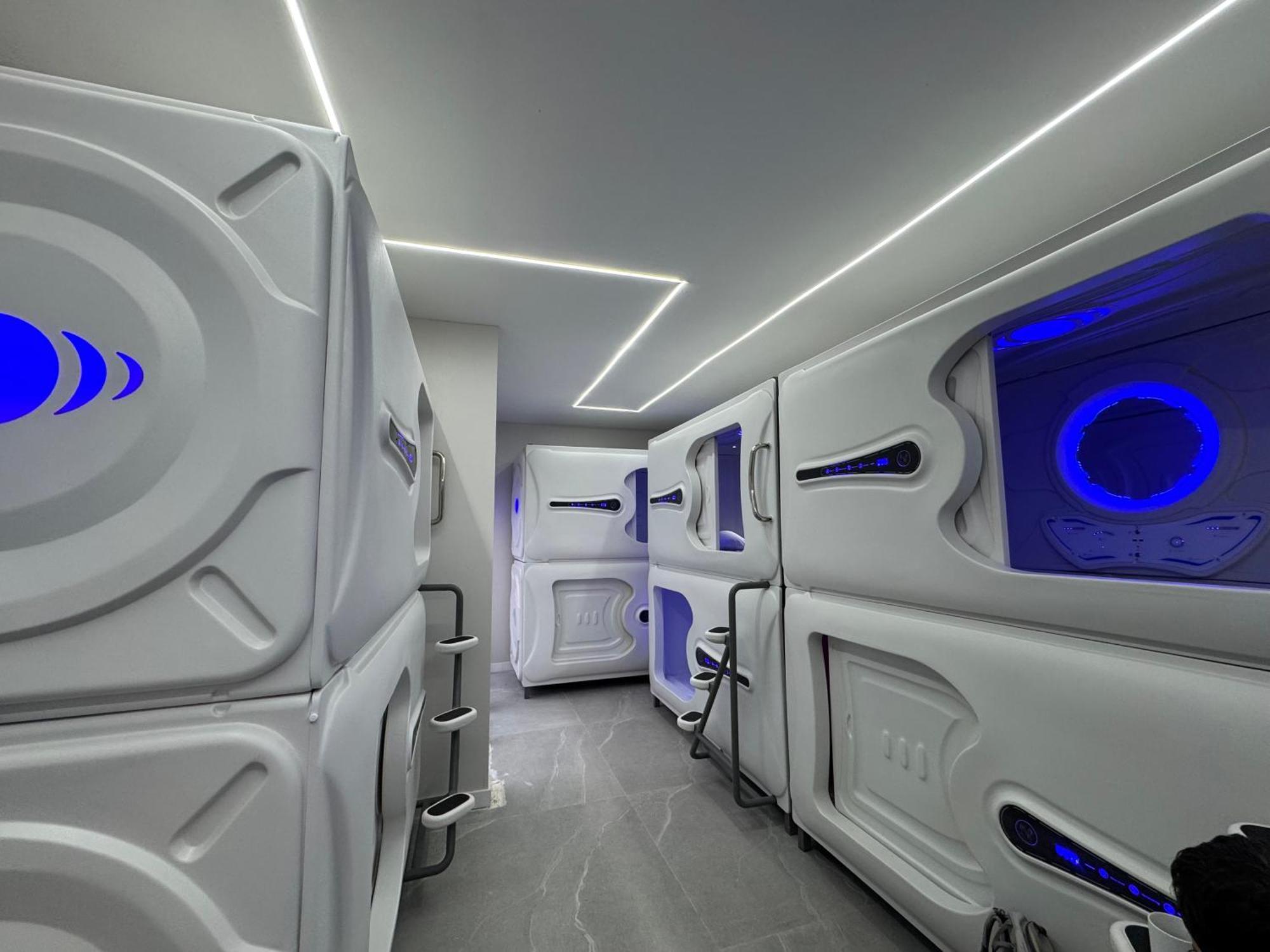 Hostel Space Capsule Madrid Exterior photo